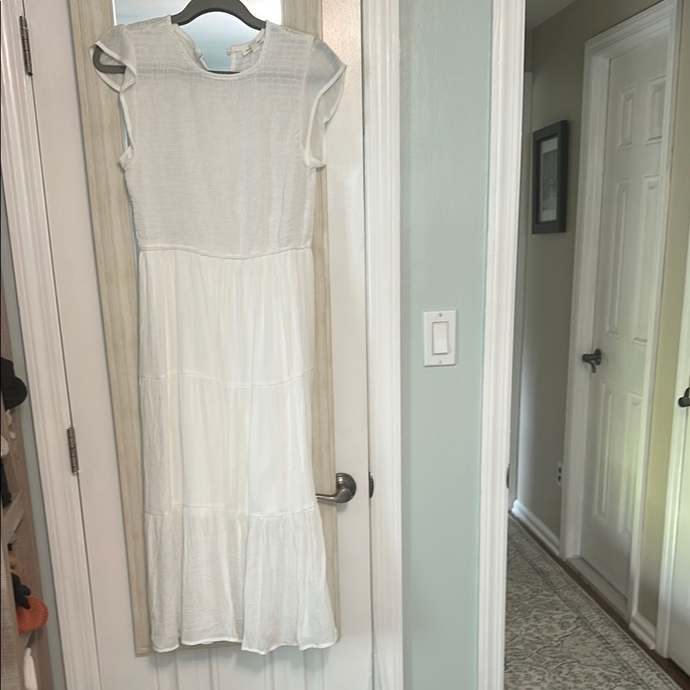 Elegant White Sleeveless Dress
